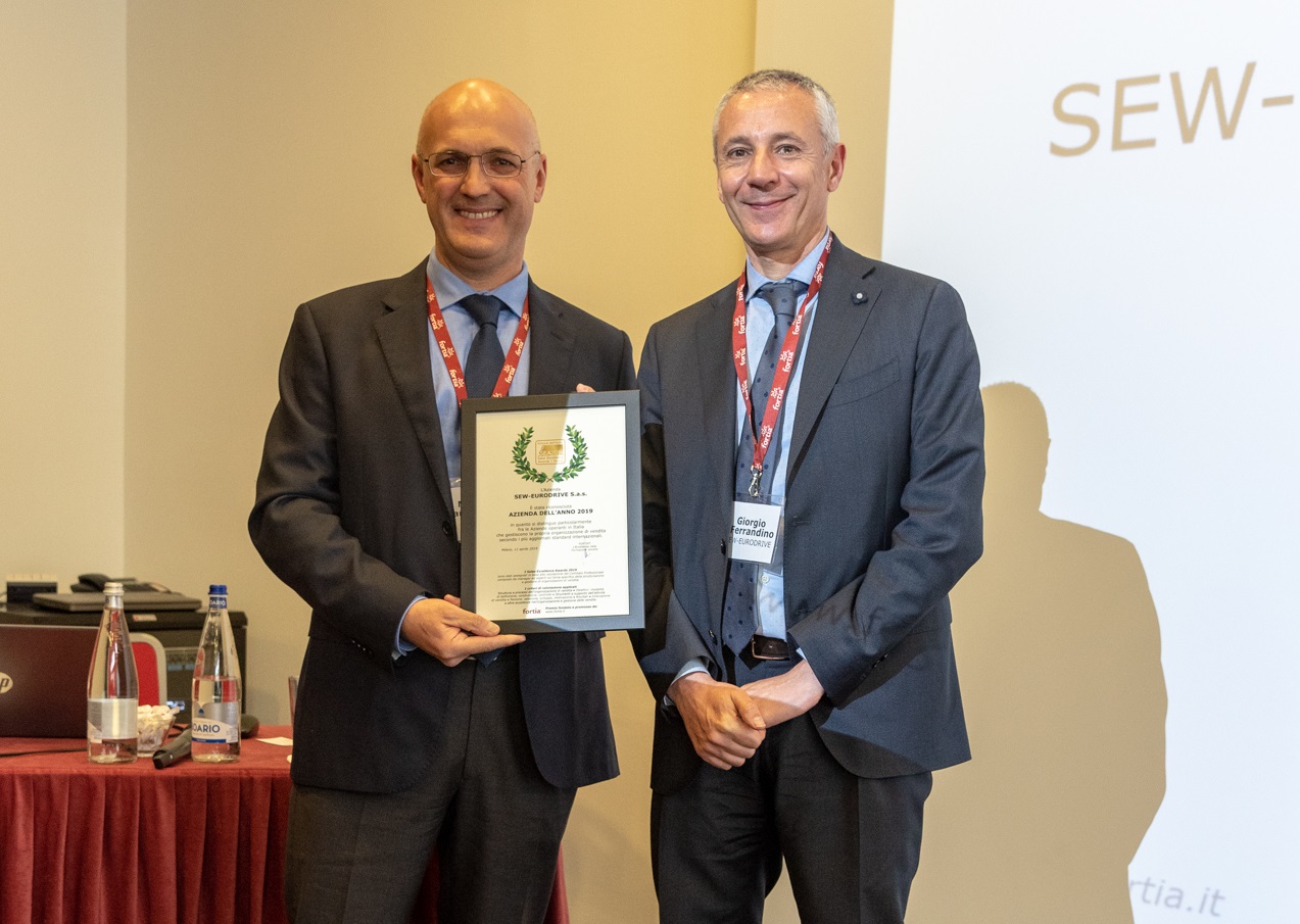 Riconoscimenti – Premiata l’organizzazione di vendita di SEW-EURODRIVE Riconoscimenti – Premiata l’organizzazione di vendita di SEW-EURODRIVE