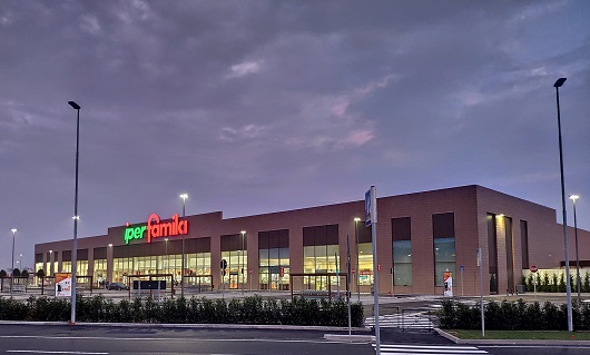 Presso il supermercato Iperfamila San Bonifacio, in provincia di Verona, è stato installato il cinquecentesimo punto di ricarica per auto elettrica fornito da DriWe.