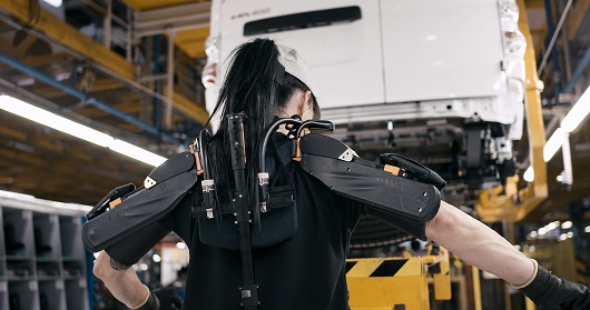 Nissan introduce gli esoscheletri nelle linee di produzione in Spagna