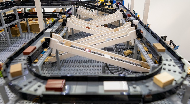 L’intralogistica di Interroll: un flusso di materiali perfettamente riprodotto in miniatura L’intralogistica di Interroll: un flusso di materiali perfettamente riprodotto in miniatura