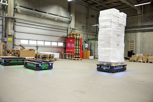 ICM automatizza il proprio magazzino grazie a una flotta di robot MiR ICM automatizza il proprio magazzino grazie a una flotta di robot MiR