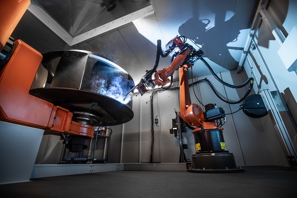 KUKA presenta cell4_arc, una cella di saldatura unica al mondo KUKA presenta cell4_arc, una cella di saldatura unica al mondo