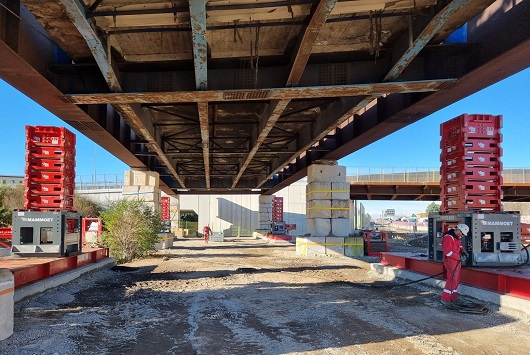 In due ore, Mammoet abbassa di 3 m un ponte da 530 t In due ore, Mammoet abbassa di 3 m un ponte da 530 t