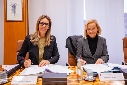 Barbara Colombo (a sinistra), Presidente di UCIMU, e Donatella Sciuto (a destra), Rettrice del Politecnico di Milano, alla firma dell’accordo di collaborazione triennale.