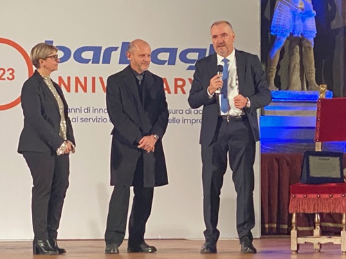 Paolo Barbagli, Amministratore Delegato dell’azienda, premia due dipendenti.