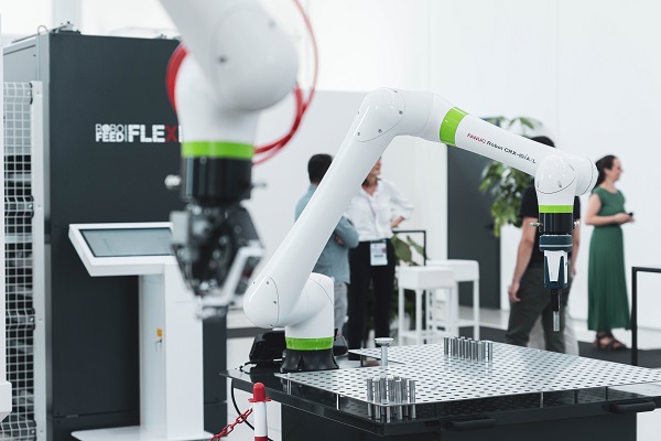 L&rsquo;offerta RoboFeed include anche soluzioni collaborative, come questo C20 dotato di cobot FANUC CRX-10iA/L.
