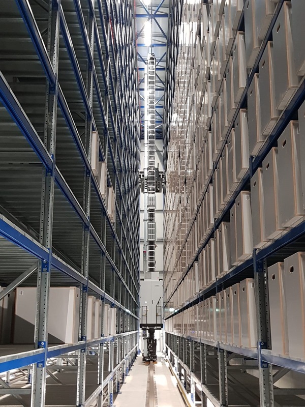 Interno del polo logistico NeroGiardini di Fermo. Il magazzino automatico registra la capacità di 60.000 scatole di scarpe su quattro corsie.