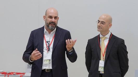 Da sinistra Alessandro Pueroni, lead motion manager Southern Europe and Italy di ABB e il professor Pietro De Giovanni, direttore dell&rsquo;Osservatorio Sustainable Operations & Supply Chain, durante il simposio.