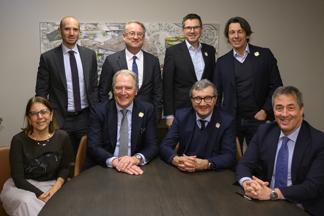 Al centro, seduti, Gerald Böse e Franco Mosconi, con alcuni manager dei gruppi Koelnmesse e Fiere di Parma.