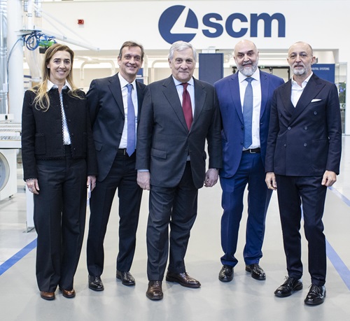 Nella foto di gruppo allegata, da sinistra, i soci di Scm Group Valentina Aureli, Giovanni Gemmani, Enrico Aureli e Andrea Aureli con l’Onorevole Tajani.