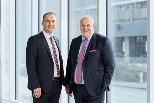 Peter Selders (a sinistra), CEO di Endress+Hauser, con Matthias Altendorf, da ora Presidente del Supervisory Board.