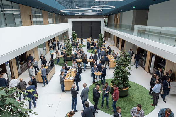 I partner dell’automazione sono riuniti presso il B&R Innovation and Training Campus per parlare di tendenze e strategie, condividendo intuizioni e idee. (Foto: ©B&R)
