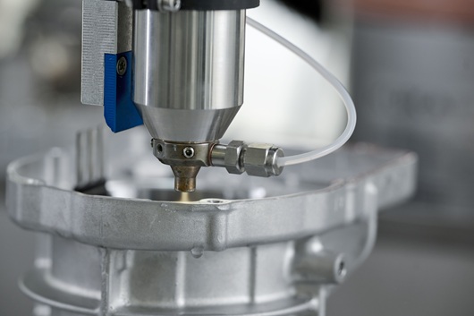 L&rsquo;Unit&agrave; di Trattamento al Plasma &egrave; dotata delle tecnologie Openair-Plasma&reg; e HydroPlasma&reg;. Le parti metalliche contaminate da impronte digitali o residui oleosi, come gli agenti distaccanti, vengono pulite e analizzate in diretta. Foto: &copy; Plasmatreat GmbH