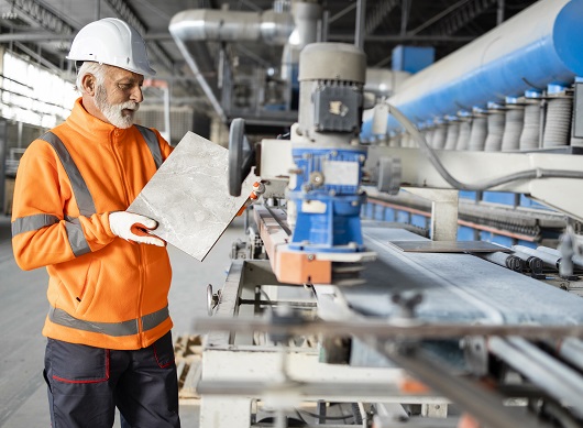 L’industria italiana delle piastrelle di ceramica ha chiuso il 2024 con un lieve incremento dei volumi di vendita e una contrazione della produzione.