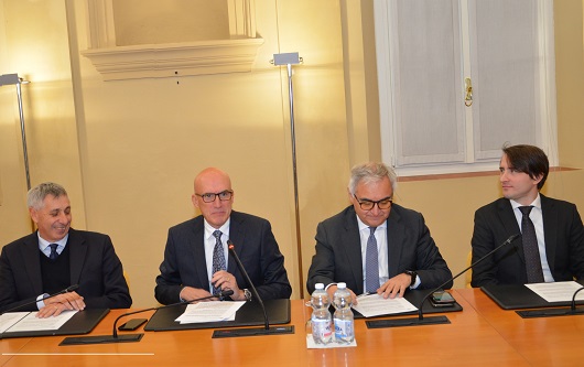 “Il contesto competitivo nel quale le nostre aziende sono chiamate a operare sarà determinato da decisioni di straordinaria importanza che l’Europa prenderà nei prossimi mesi”, ha detto Augusto Ciarrocchi, presidente di Confindustria Ceramica, nella conferenza stampa di fine 2024.