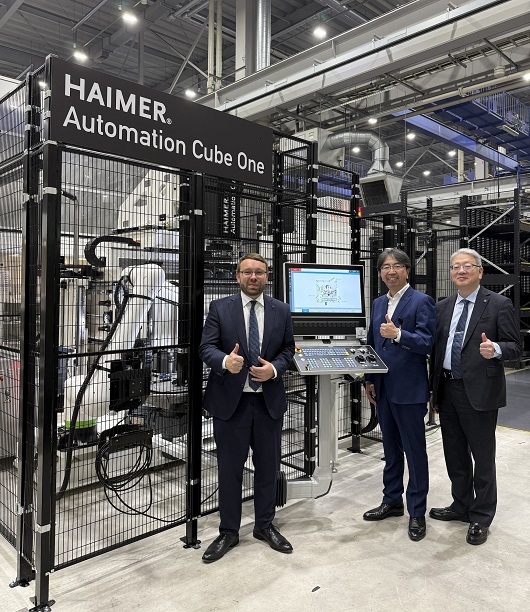 In combinazione con i mandrini a calettamento termico HAIMER, l’HAIMER Automation Cube One ha rivoluzionato il sito produttivo DMG MORI Iga. Da sinistra a destra: Andreas Haimer, Presidente del Gruppo HAIMER, Kazutoyo Moriguchi, Dirigente senior Ingegneria di produzione e Vicepresidente DMG MORI Iga Co. Ltd., e Koichi Nosaka, Presidente HAIMER Japan K.K.