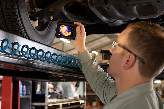 La nuova termocamera FLIR C8 consente di ispezionare facilmente motori, sistemi di scarico e altri componenti automobilistici difficili da raggiungere, per rilevare l’usura e potenziali guasti prima che si aggravino.