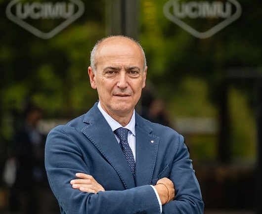 “Per l’Italia, quello che abbiamo rilevato negli ultimi mesi è un lieve, ma ancora troppo debole, miglioramento dell’atteggiamento del mercato su cui hanno influito il chiarimento e la semplificazione di Transizione 5.0”, afferma Riccardo Rosa, il presidente di UCIMU-Sistemi per Produrre.