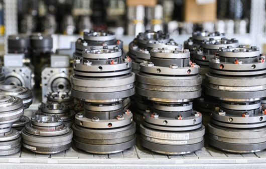 I limitatori di coppia sono utilizzati in vari settori industriali per prevenire danni causati da sovraccarichi, disinnestando il sistema quando il valore limite della coppia viene superato.