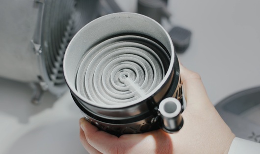 Gli intercooler aria-acqua svolgono un ruolo fondamentale: mantengono stabili le temperature dell’aria di aspirazione, favoriscono una combustione più densa, mantengono un’erogazione di potenza costante e consentono un incremento di potenza sicuro, senza rischi di detonazione o affidabilità.